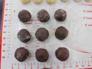 8、传统广式月饼,可以分成9个揉圆。