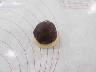 9、传统广式月饼,用手把月饼皮压平后，放上豆沙馅。