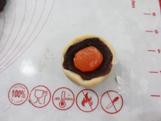 11、传统广式月饼,放咸蛋黃的做法跟上面一样，咸蛋黃和红豆沙加起是35克。
