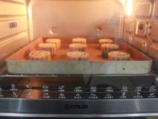 16、传统广式月饼,放入东菱DL-K30A电烤箱底层中，上下是150度，烤到月饼表面上色即可。