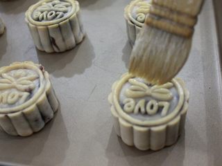 17、传统广式月饼,月饼表面刷上蛋黃液连续刷三次。然后再烤10分钟左右。