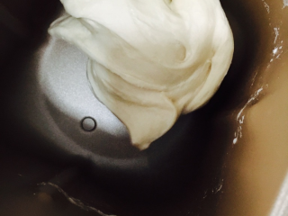 2、日式香浓练乳面包,和面40分钟后加入黄油再启动和面程序20分钟