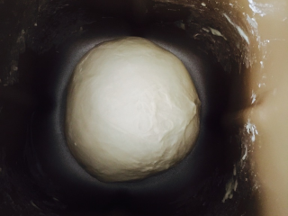 4、日式香浓练乳面包,放入面包机发酵至两倍大「也可以放碗热水送入烤箱密闭发酵」