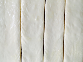 7、日式香浓练乳面包,切成4等份。