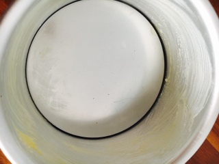 9、日式香浓练乳面包,戚风磨具内壁抹上薄薄一层黄油。