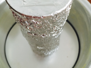 10、日式香浓练乳面包,这个面包要用个6寸中空戚风模具。如果你还爱我，不要问....「...我！没！有！自制吧，中间是椰汁罐喝完包裹上锡纸...」