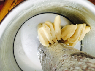 11、日式香浓练乳面包,把一堆一堆切好的面块竖着贴中间罐体放好