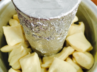 12、日式香浓练乳面包,取一两条切小块放面上，凌乱的状会更好看，放烤箱发酵！底部放碗热水，35度，40分钟