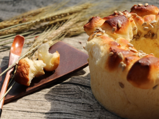 14、日式香浓练乳面包,表面再次涂上练乳，撒上瓜仁「各种干果，自己随意，」烤箱预热，180度，20分钟！上下火，中下层。「每个人烤箱温度会有差别，自己把握准确温度