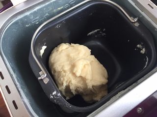 2、蛋黄酥，纯纯的诱惑,启动面包机的和面功能，两个程序后，油皮已经是任性很好了！