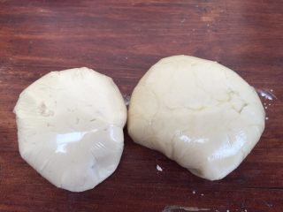 4、蛋黄酥，纯纯的诱惑,然后，把油皮和酥皮，用保鲜膜包好，放入冰箱冷藏室中，醒20分钟；