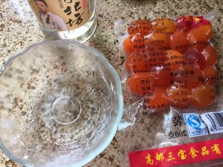 5、蛋黄酥，纯纯的诱惑,这时候，开始做蛋黄；准备好蛋黄、白酒；