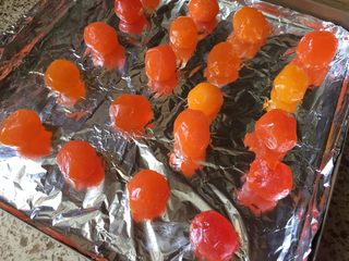 7、蛋黄酥，纯纯的诱惑,依次放在烤盘中；烤盘最好铺上锡纸；