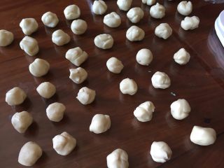 10、蛋黄酥，纯纯的诱惑,然后，把酥皮和油皮，从冰箱取出来，依次分成小剂子，分成各20个；