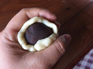 25、蛋黄酥，纯纯的诱惑,用虎口，加入一个豆沙蛋黄馅料；