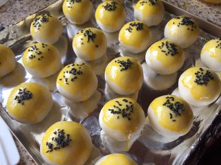 28、蛋黄酥，纯纯的诱惑,准备好蛋黄液，和黑芝麻；刷上蛋黄液，然后再撒上黑芝麻；