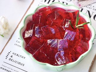 1、夏日清爽甜品--火龙果凉粉,晶莹剔透,口感嫩滑,色泽诱人????