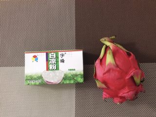 2、夏日清爽甜品--火龙果凉粉,准备白凉粉25克,红心火龙果1个