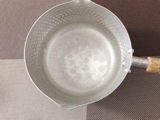 5、夏日清爽甜品--火龙果凉粉,在锅中倒入500克的清水,再加入25克的白凉粉和40克的冰糖