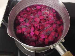 7、夏日清爽甜品--火龙果凉粉,将切好的火龙果丁倒入锅中,快速搅拌均匀后,立即关火