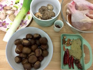 1、吃鸡＋香菇栗子烧鸡腿,食材合照：蒜瓣四五个，姜一小块，大葱小半根，干香菇十颗，生板栗半斤，鸡琵琶腿三支，花椒少许，干辣椒四五个，香叶两三片，八角两个，桂皮一小节