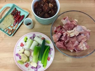 2、吃鸡＋香菇栗子烧鸡腿,干香菇搓洗去浮灰加水泡发，琵琶腿去骨肉切块，我把剔下的骨头也加入了，如果大家用鸡手枪腿或者整鸡直接斩块。葱清洗分葱白葱绿，姜蒜去皮清洗