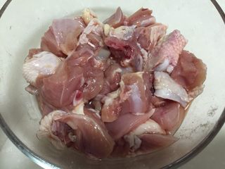 3、吃鸡＋香菇栗子烧鸡腿,我本来准备晚上做，但是临时有事要出去，只能明天再做这道菜，所以鸡肉中加入适量料酒少许蚝油少许生姜粉和白胡椒粉拌匀腌制蒙保鲜膜放冰箱里了。如果大家现做可以不用腌制，不过整鸡斩块血末太多，炒之前最好要先焯水