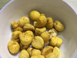 4、吃鸡＋香菇栗子烧鸡腿,生板栗拨壳去皮。我这次买的板栗很甜很新鲜，超级好去皮