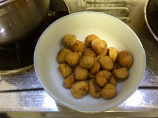 5、吃鸡＋香菇栗子烧鸡腿,如果你买的板栗不好去表皮，可以先在板栗壳上划一刀深入果肉，锅中加入放板栗煮开再煮几分钟，捞出板栗放入冷水，再拨壳去皮就很容易了