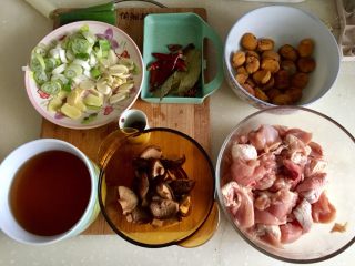 6、吃鸡＋香菇栗子烧鸡腿,板栗肉清洗一下，我焯了下水，泡发好的香菇取出挤去水分切块，香料洗去浮灰，姜蒜切片，葱白切末，葱绿切大段