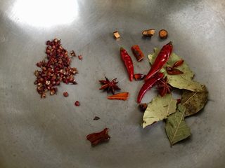 7、吃鸡＋香菇栗子烧鸡腿,热锅不加油，小火，放入香料煸干水分，主要清洗后直接放油放香料我怕炸