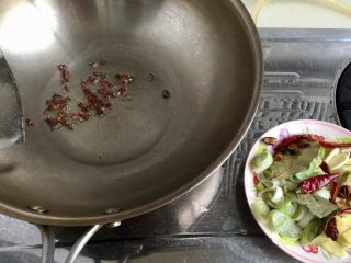 8、吃鸡＋香菇栗子烧鸡腿,除花椒外，其他香料捞出，放适量油，小火煸香花椒后，把花椒捞出不用只留油