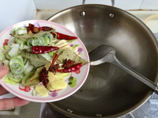 9、吃鸡＋香菇栗子烧鸡腿,把葱白姜蒜片干辣椒八角桂皮香叶加入煸香
