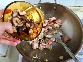 11、吃鸡＋香菇栗子烧鸡腿,加入香菇翻炒均匀