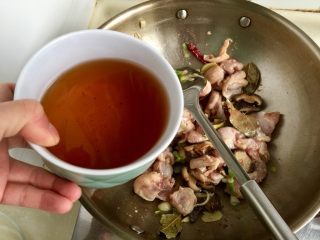 12、吃鸡＋香菇栗子烧鸡腿,加入泡发香菇的水，小心碗底杂质不要加入了