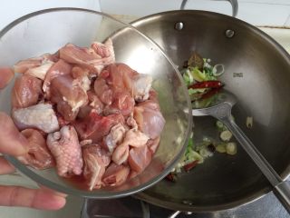 10、吃鸡＋香菇栗子烧鸡腿,避去血水调料汁加入鸡肉翻炒