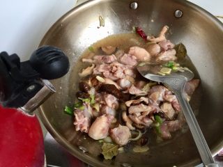 13、吃鸡＋香菇栗子烧鸡腿,加入适量热水没过食材