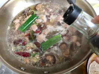 17、吃鸡＋香菇栗子烧鸡腿,转中火加入一勺生抽