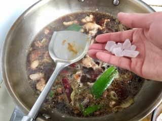 20、吃鸡＋香菇栗子烧鸡腿,加入适量冰糖，搅拌让其溶化。