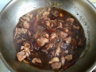 22、吃鸡＋香菇栗子烧鸡腿,转大火收汁到自己喜欢的程度即可，可以留一些汤汁拌饭很香。我没有再加盐，大家可根据个人口味添加少许食盐