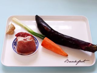 1、灯笼茄子,首先备齐所有的食材。