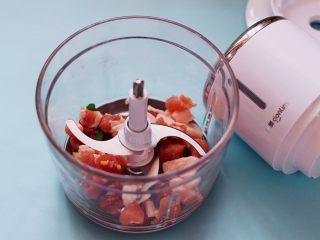 3、灯笼茄子,把切好的猪肉块放入东菱无线绞肉机里。