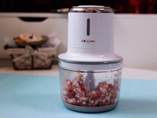 4、灯笼茄子,把猪肉块搅成肉末即可。