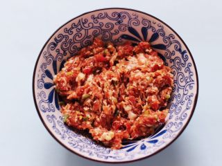 7、灯笼茄子,把所有的调料顺时针方向搅拌上劲后备用。