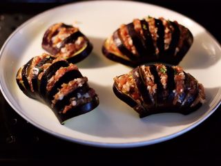 13、灯笼茄子,把做好的灯笼茄子放入蒸箱里蒸15分钟即可。