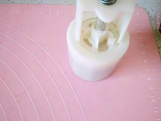 11、中式点心+月饼“蒸”的好吃!,我用的模具是50克的,所以皮馅均分,取一面团,捏薄再放入馅再慢慢收口,收口朝下再把它搓圆,月饼模具里面撒上一点干粉,转一圈之后把多余的粉倒出来,再把面团放进去轻轻一压就可以啦。