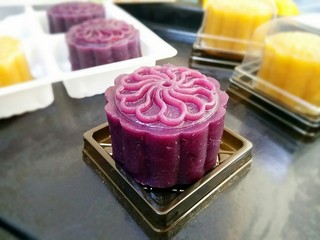 15、中式点心+月饼“蒸”的好吃!,月饼放凉后打包放入冰箱冷藏过后口感更佳哦!