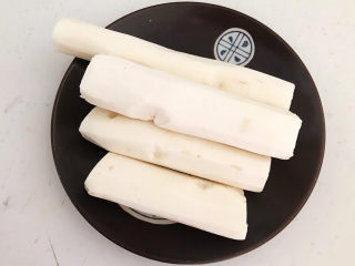 2、山药炒肉片,给山药削皮