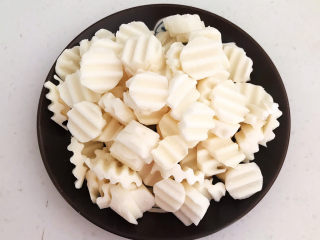 3、山药炒肉片,把山药切成波浪片，这样吃的时候好夹