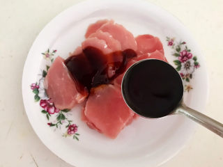 5、山药炒肉片,把肉切成小片，加入蚝油，加入生抽